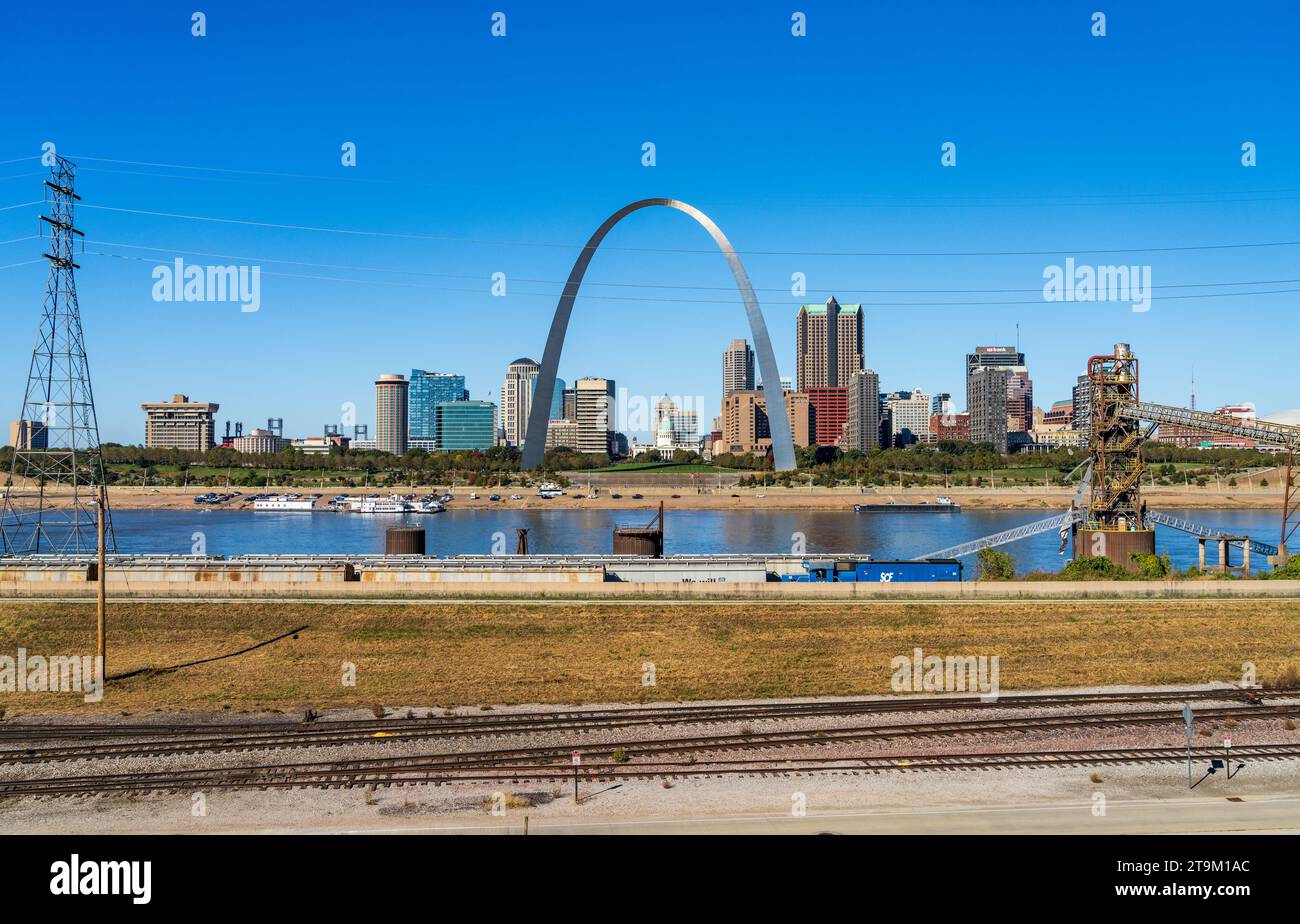 East St Louis, IL - 21. Oktober 2023: Niedrigwasserstände im Mississippi River bieten einen ungewöhnlichen Blick auf den Gateway Arch am Flussufer in Illinois Stockfoto