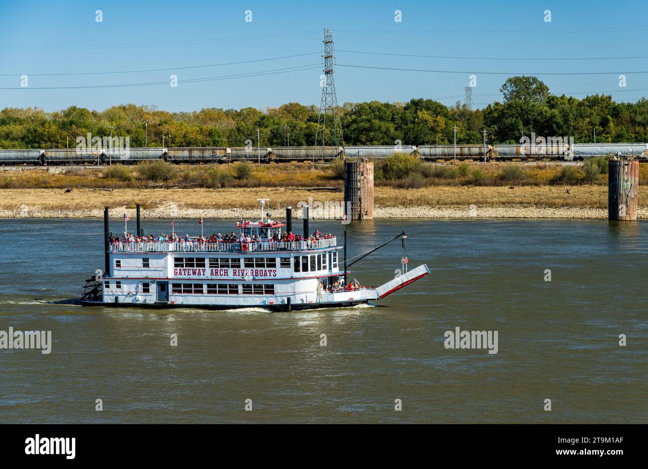 St Louis, MO - 21. Oktober 2023: Gateway Arch Riverboat auf dem Mississippi River in Saint Louis, Missouri Stockfoto