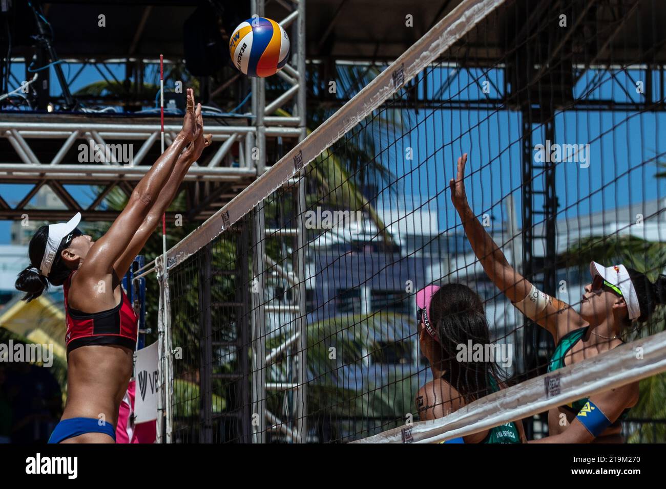 Joao Pessoa, Brasilien. November 2023. Xue Chen (L) aus China blockiert während des Halbfinalspiels der Frauen zwischen Xue Chen/Xia Xinyi aus China und Ana Patricia/Duda aus Brasilien bei der World Beach Volleyball Pro Tour 2023 in Joao Pessoa, Brasilien, 26. November 2023. Quelle: Wang Tiancong/Xinhua/Alamy Live News Stockfoto