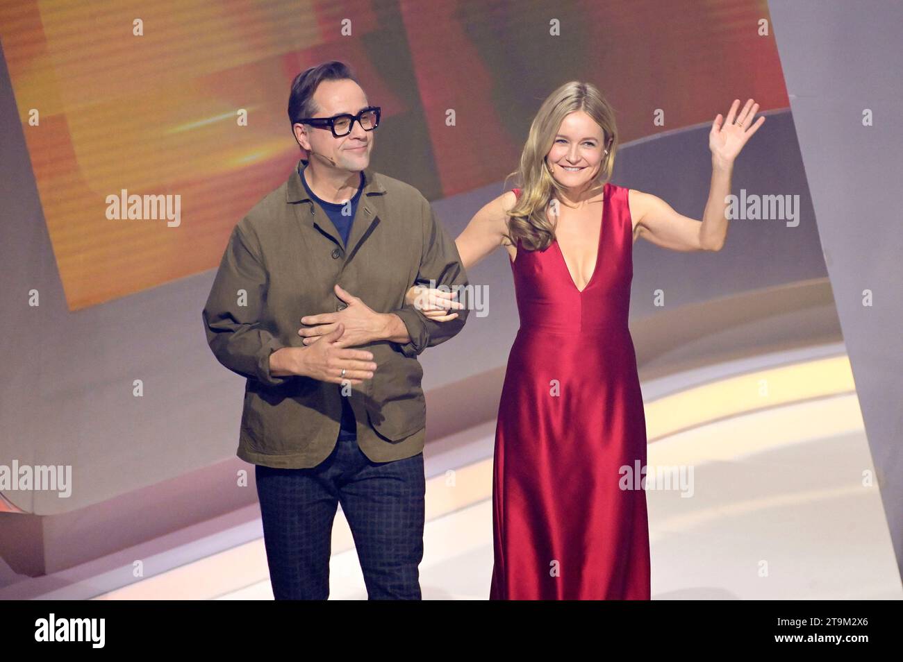 Jan Josef Liefers und Stefanie Stappenbeck in der ZDF-Unterhaltungsshow 'Wetten, dass...?' Live aus der Messe Offenburg-Ortenau. Offenburg, 25.11.2023 Stockfoto