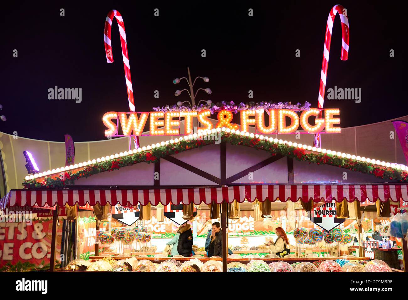 Blackpool Christmas Fair and Market 2023 auf der Landzunge des Tower Festivals. Süßigkeiten und Fudge Stand Stockfoto