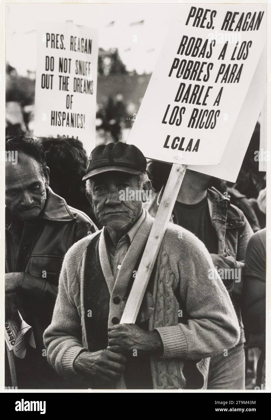 Der alte Mann, der am solidaritätsmarsch teilnimmt, hält ein Protestzeichen mit der Botschaft: Präsident Reagan, lassen Sie die Träume der Hispanics, Washington, DC, um 1981 nicht aus. (Foto: Frank Espada/Labor Council for Latin American Advancement Stockfoto