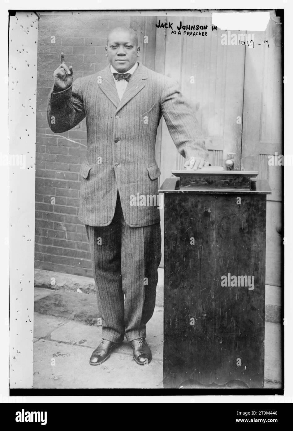 Boxer Jack Johnson posierte auf einer Kanzel als Prediger in Washington, District of Columbia, kein Date. (Foto: Bain Collection) Stockfoto