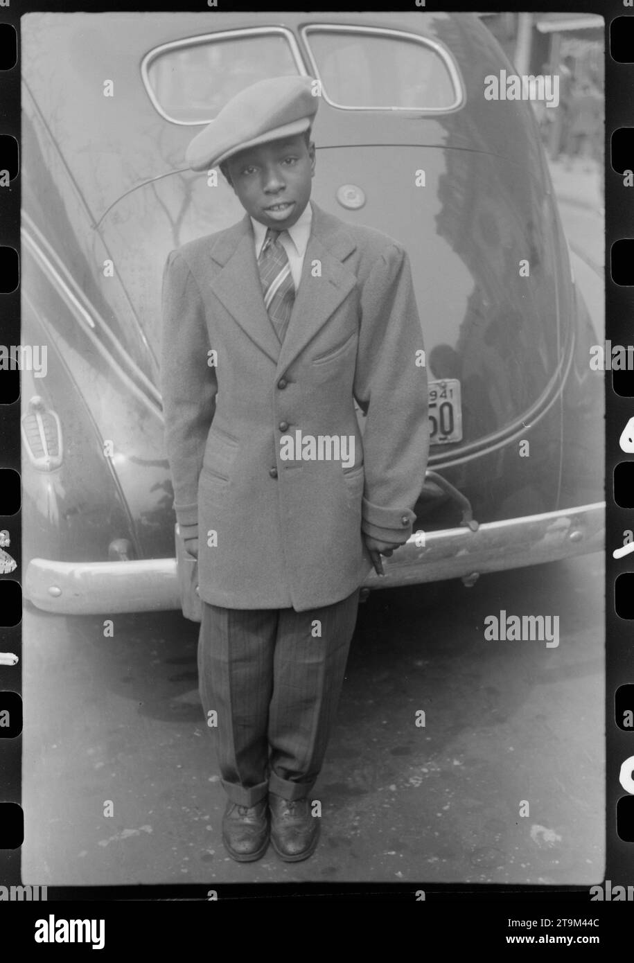 Scharf gekleideter Jugendlicher, bereit für die Osterparade in Chicago, Illinois, 4/1941. (Foto: Edwin Rosskam/US Farm Security Administration/OWI) Stockfoto