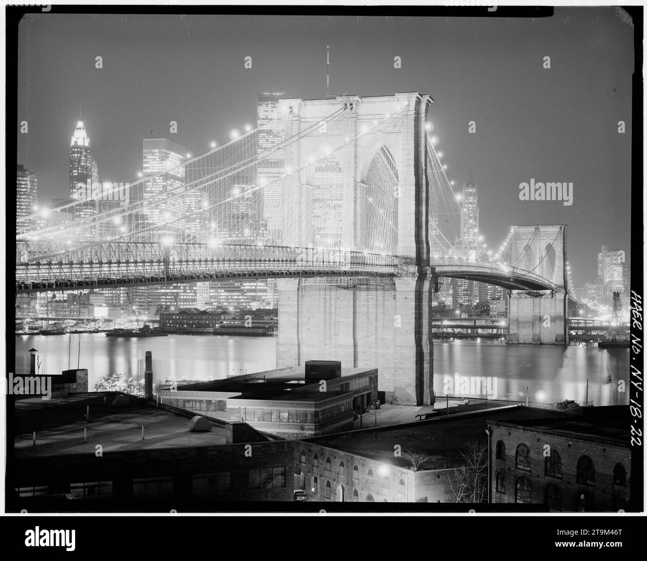Hell beleuchteter Blick bei Nacht auf die Brooklyn Bridge über den East River zwischen Park Row, Manhattan und Sands Street und Brooklyn, New York County, New York, um 1968. (Foto: Historic American Engineering Record/Jack E Boucher) Stockfoto