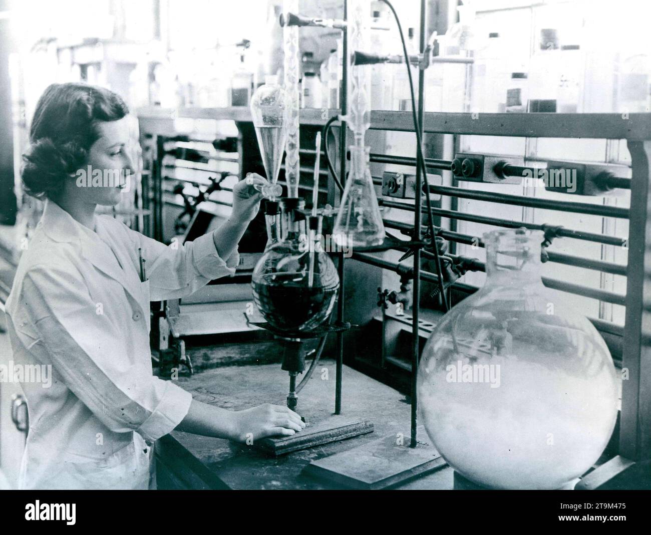 Foto eines nicht identifizierten Chemikers, der in einem Labor in den Vereinigten Staaten arbeitet, kein Standort, 23.5.1958. (Foto vom United States Department of Labor) Stockfoto