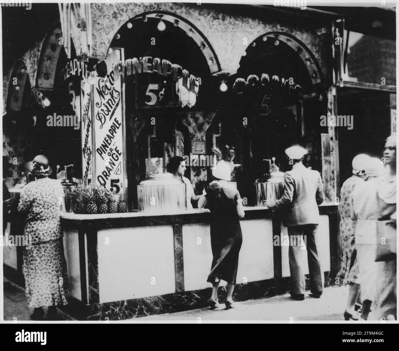 Erfrischungsstand in New York City, wo Ananas- und Orangennektar-Getränke für 5 Cent verkauft werden, New York, New York, 1.07.1932. (Foto von US-Informationsagentur) Stockfoto