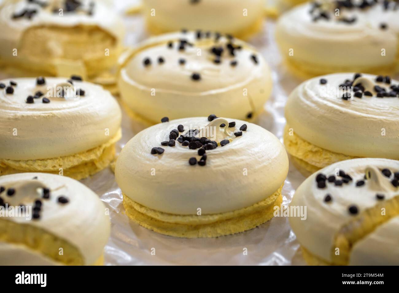 Mini-Desserts, süßes Gebäck mit schwarzer Sesam-sedona, selektiver Fokus. Stockfoto
