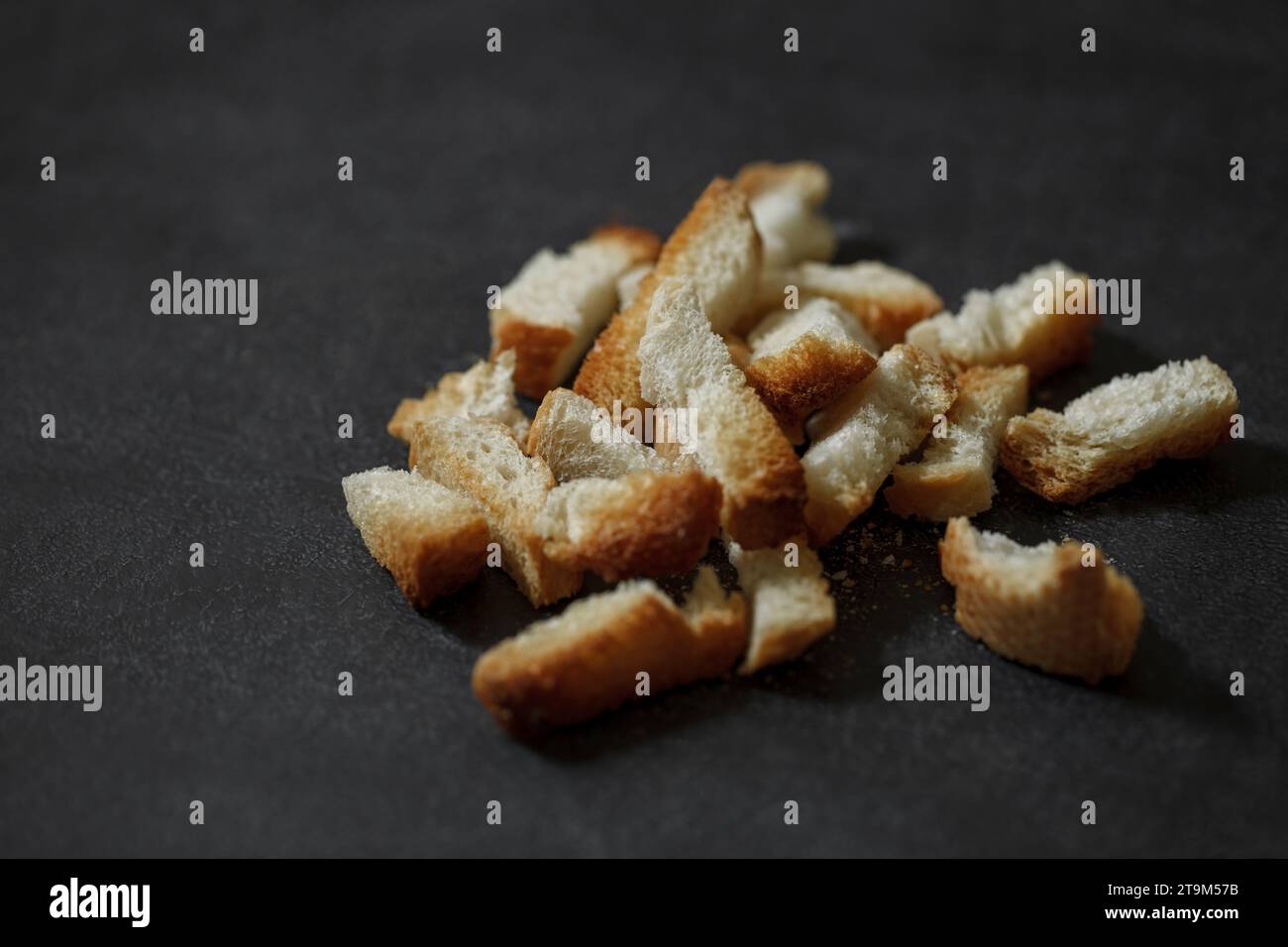 Getrocknete Zwieback gekocht, Bündel, Krümel, Nahaufnahme, auf dunklem Hintergrund, selektiver Fokus. Stockfoto