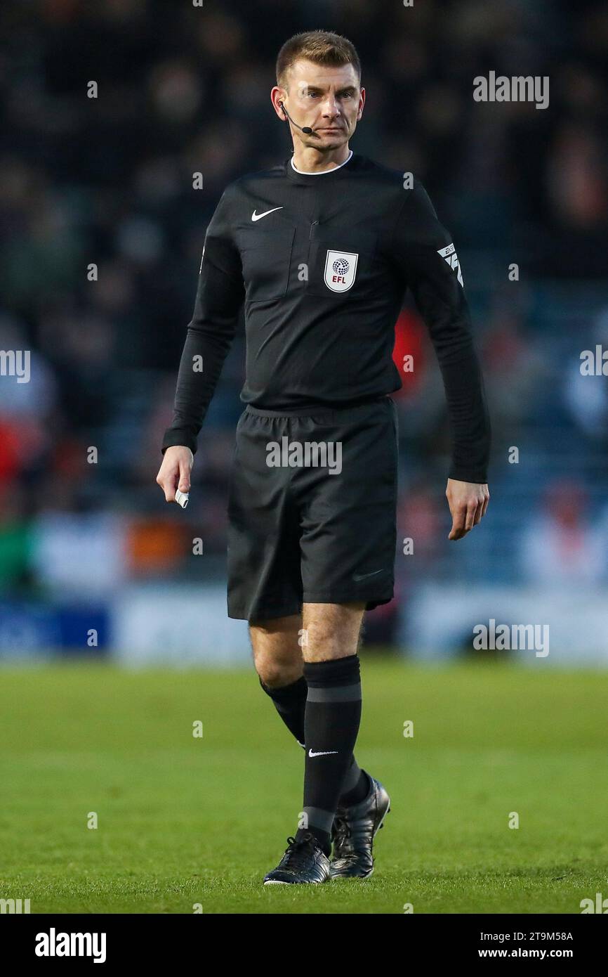 Portsmouth, Großbritannien. November 2023. Schiedsrichter Ollie Yates während des Spiels Portsmouth FC gegen Blackpool FC SKY Bet EFL League One in Fratton Park, Portsmouth, England, Großbritannien am 25. November 2023 Credit: Every Second Media/Alamy Live News Stockfoto