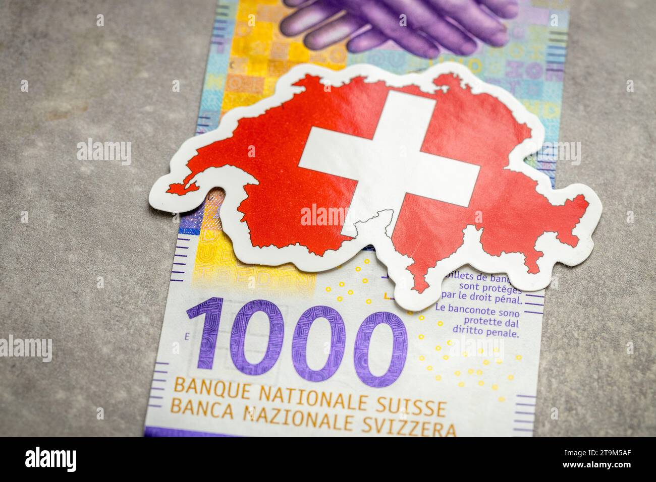 Schweizer Geld, Schweizer Banknote, 1000 Franken, höchste Stückelung, Nationalflagge und Landesform der Schweiz, Finanzkonzepte Geschäfte Stockfoto