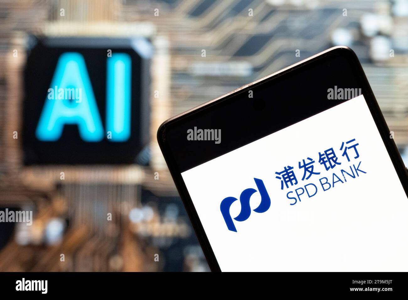 In dieser Fotoabbildung wird das SPD-Logo der Shanghai Pudong Development Bank auf einem Smartphone mit einem Chip für künstliche Intelligenz (KI) und einem Symbol im Hintergrund angezeigt. (Foto von Budrul Chukrut / SOPA Images/SIPA USA) *** ausschließlich für redaktionelle Nachrichtenzwecke *** Stockfoto