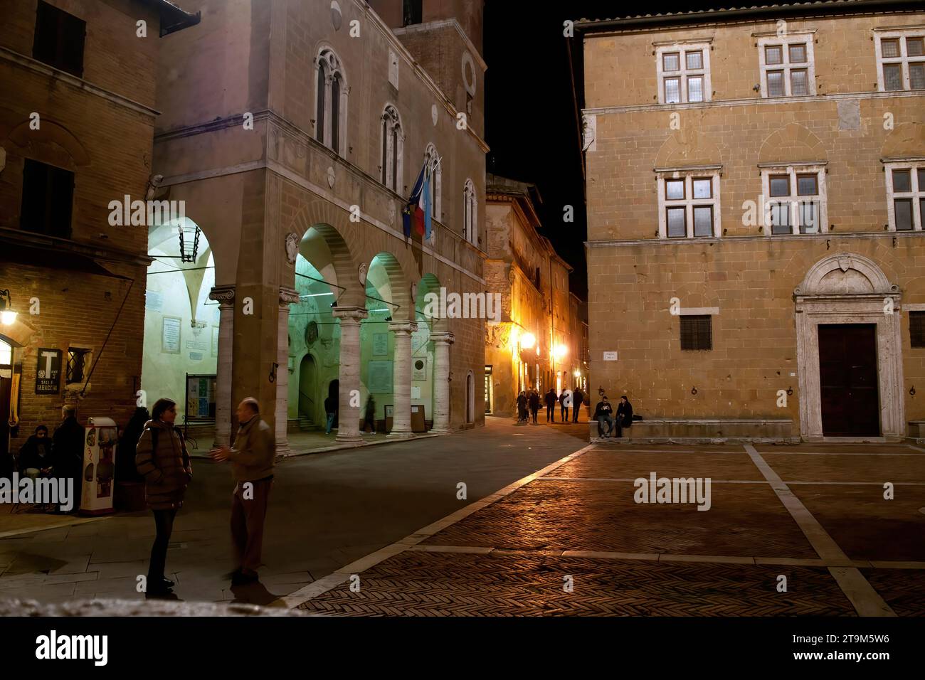 Loggia und Glockenturm des Palazzo Comunale bei Nacht, Pienza Tuscany Stockfoto