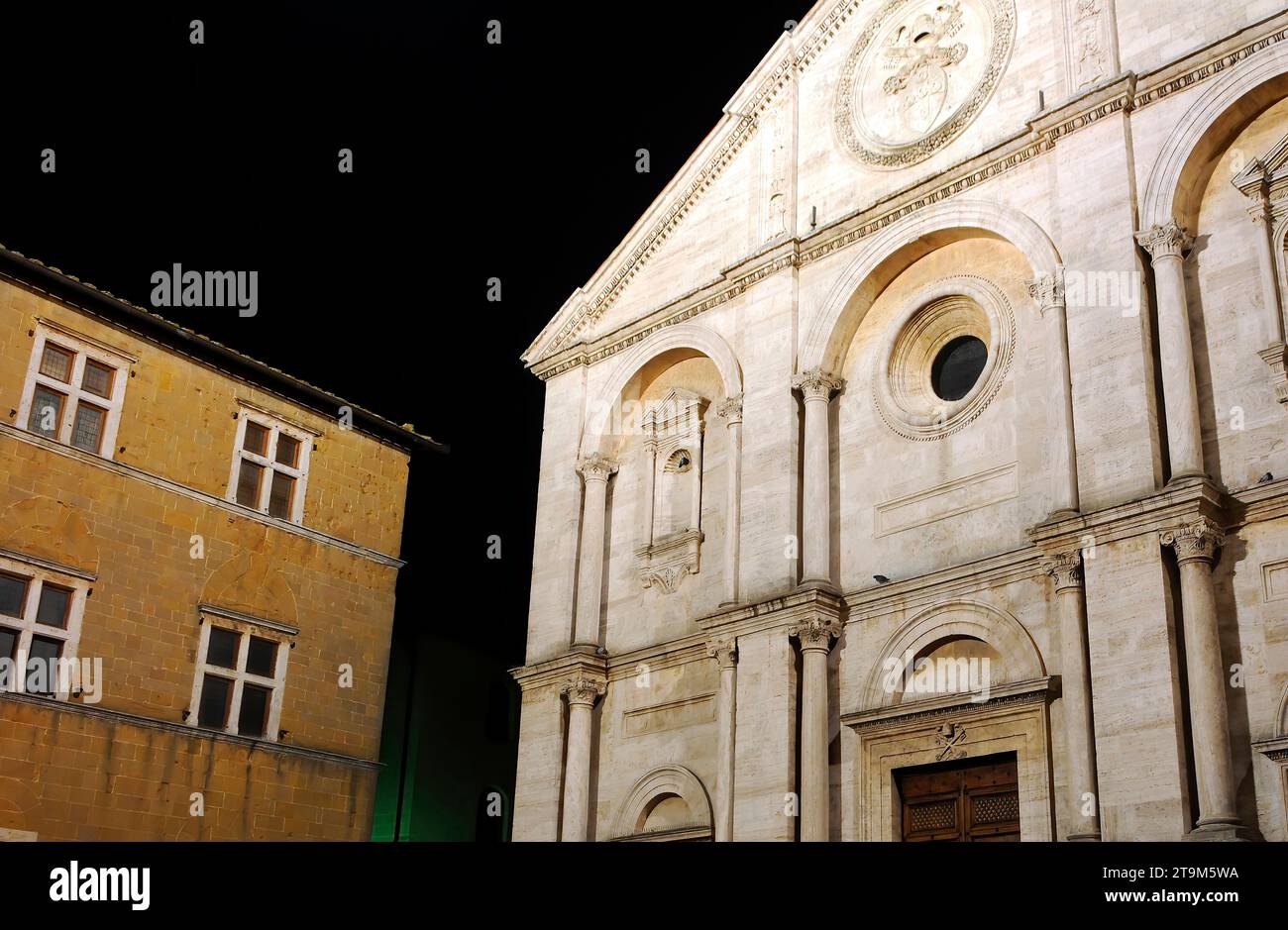 Die mittelalterliche Kathedrale von Duomo di Pienza Santa Maria Assunta am späten Abend. Pienza, Italien Stockfoto