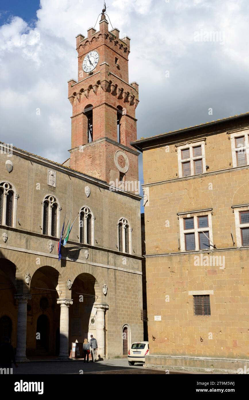 Loggia und Bell Turm des Palazzo Comunale auf der zentralen Piazza in der Renaissance Hügel Stadt Pienza, Toskana, Italien Stockfoto