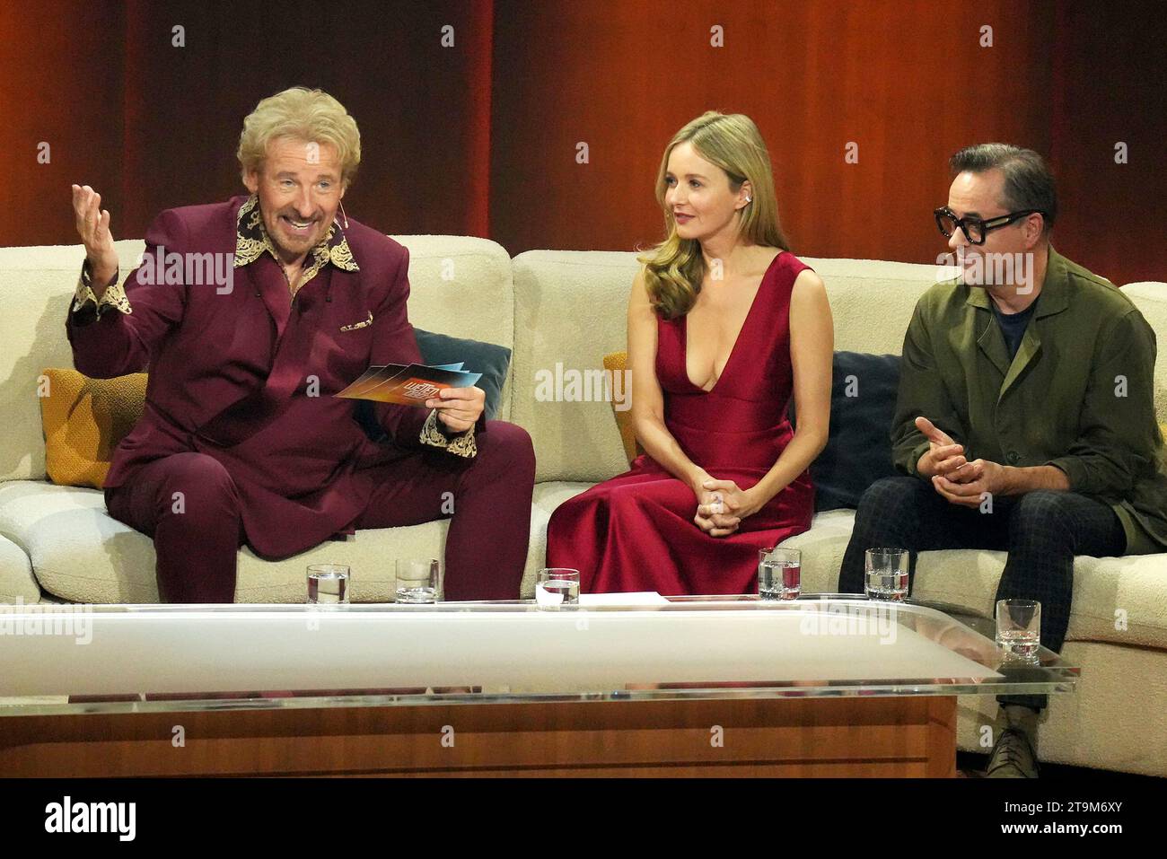 Thomas Gottschalk, Stefanie Stappenbeck und Jan Josef Liefers bei 'Wetten dass?' (ZDF) am 25.11.2023 in Offenburg Stockfoto