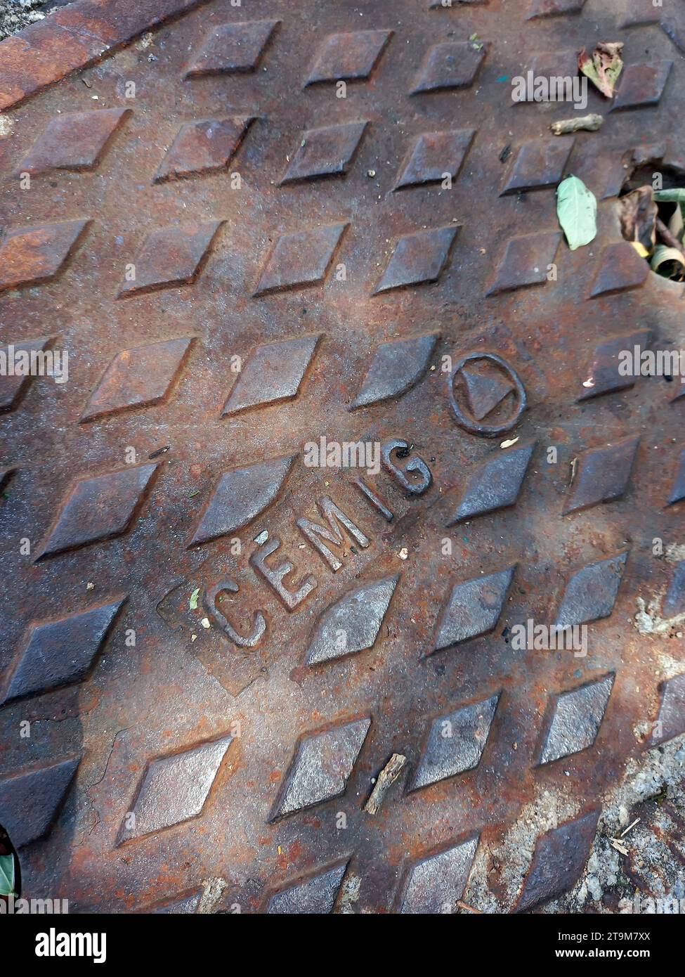 Minas Gerais, Brasilien - 26. November 2023: Metallplatte mit der Marke des Elektrizitätsunternehmens Cemig Stockfoto