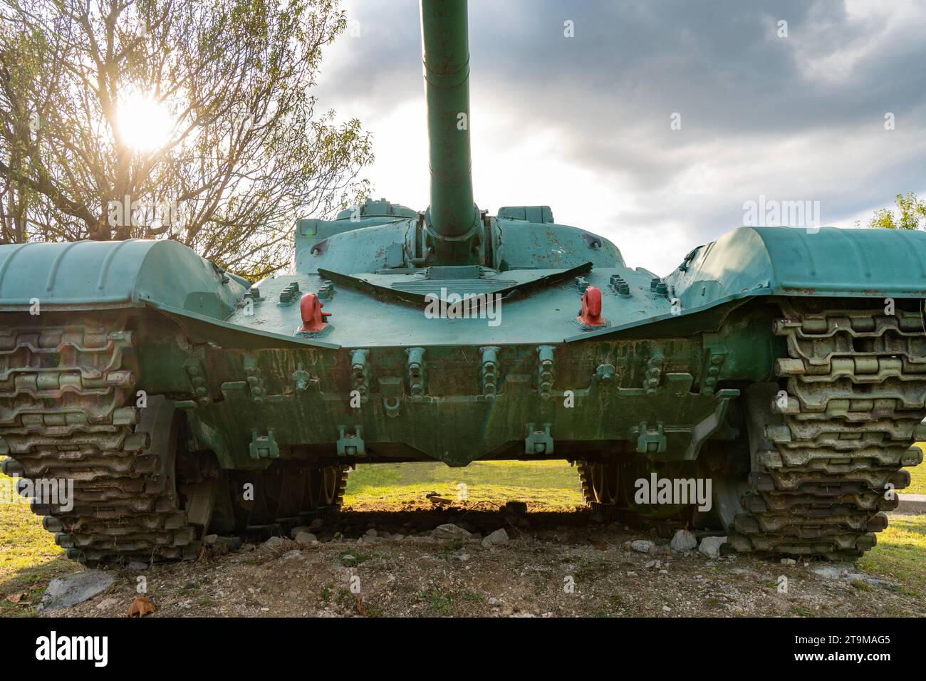 Sowjetischer alter grüner T-72-Tank von vorne und unten Stockfoto