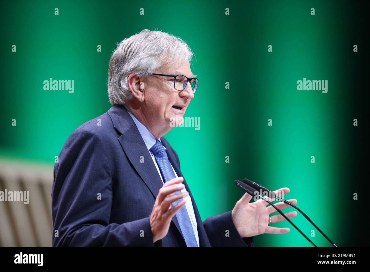 Karlsruhe, Baden-Württemberg, Deutschland, 25.11.2023: Martin Daum, Chef der Daimler Truck AG, hält eine Rede auf der 49. Bundesdelegiertenkonferenz der Partei Bündnis90/die Grünen *** Karlsruhe, Baden Württemberg, 25 11 2023 Martin Daum, Leiter der Daimler Truck AG, hält eine Rede auf der 49. Bundesdelegiertenkonferenz der Bündnis90 die Grünen Copyright: XdtsxNachrichtenagenturx dts 26542 Credit: Imago/Alamy Live News Stockfoto