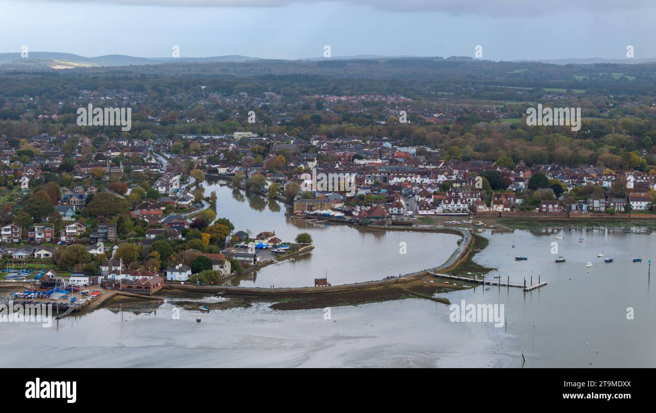 Luftaufnahme des Mühlenteichs in Emsworth in Hampshire UK. Bewölkter Spätherbsttag. Stockfoto