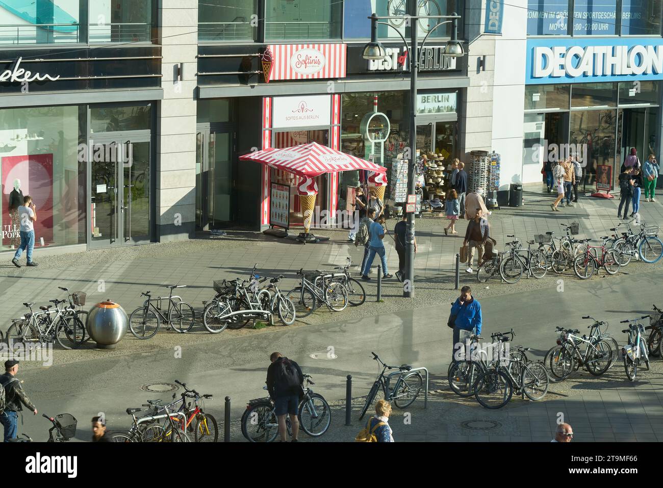 Vogelperspektive einer Straßenszene in der Rathausstraße nahe dem Alexanderplatz in Berlin Stockfoto