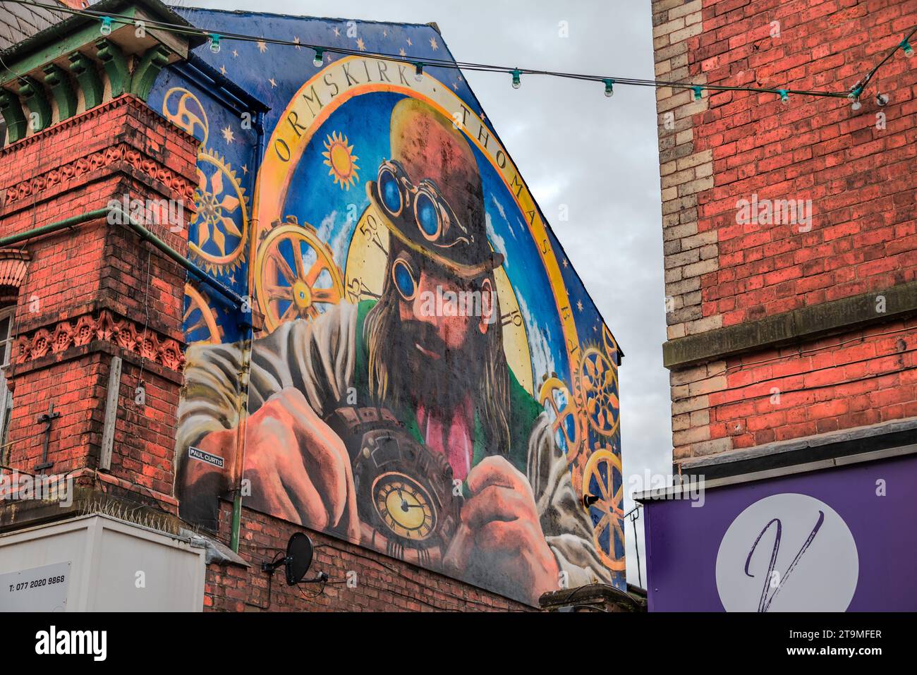 The Clock Maker Mural von Paul Curtis von Thomas Barry, einem Ormskirk Uhrmacher im Jahr 1787. Es befindet sich an der Giebelwand eines Nagelpflegegebäudes in Bursco Stockfoto