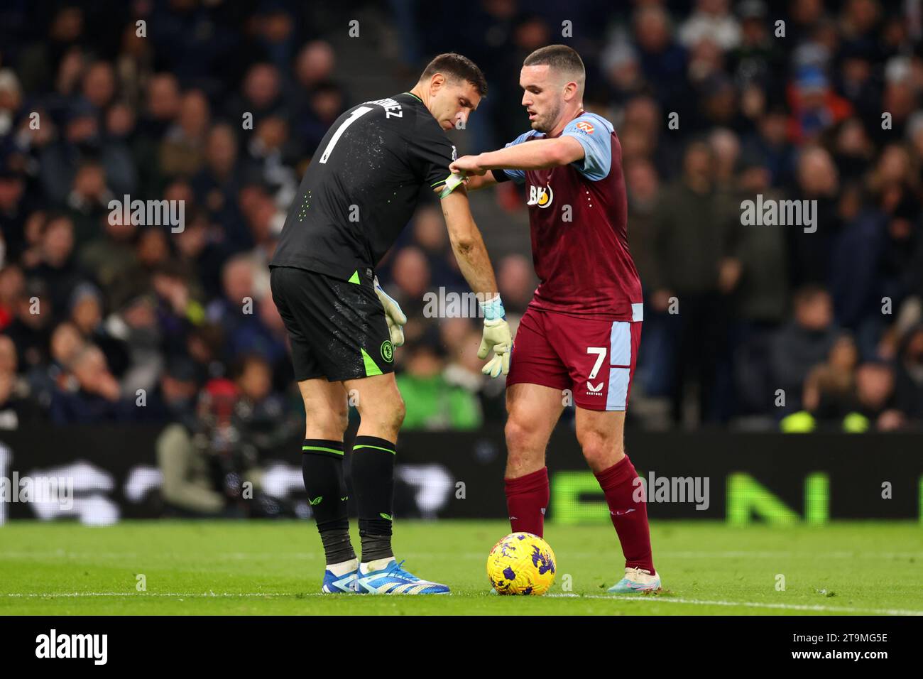 Tottenham Hotspur Stadium, London, Großbritannien. November 2023. Premier League Football, Tottenham Hotspur gegen Aston Villa; John McGinn von Aston Villa verbietet den Kapitänsarm auf Emiliano Martinez Credit: Action Plus Sports/Alamy Live News Stockfoto