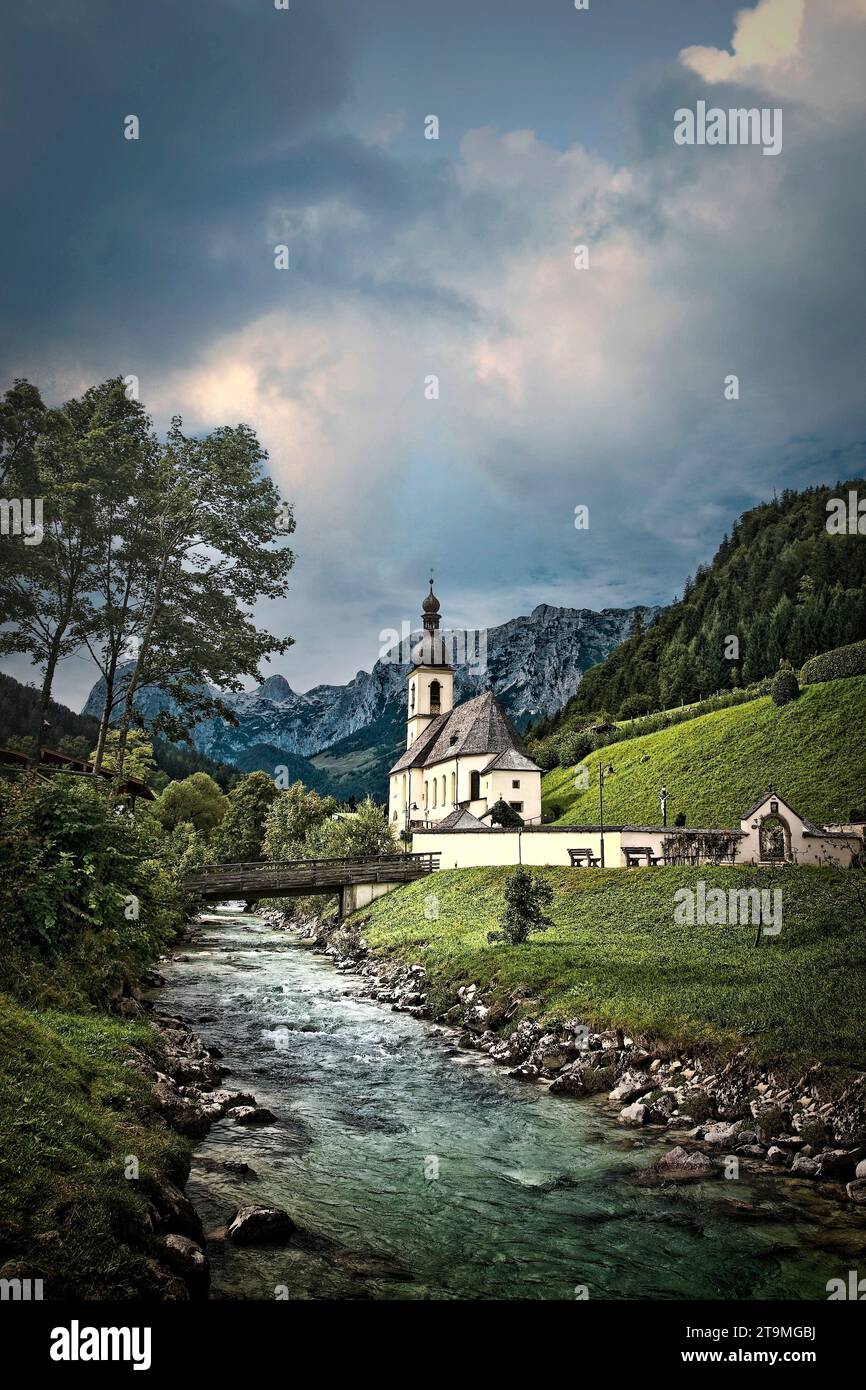 Die kleine, malerische Kirche im Dorf Ramsau, Deutschland. Stockfoto