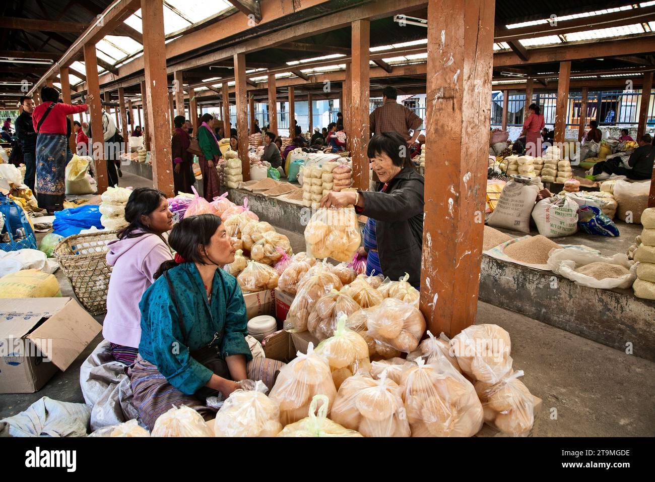 Die Einheimischen machen Geschäfte auf einem überdachten Freiluftmarkt in Thimphu, Bhutan. Stockfoto