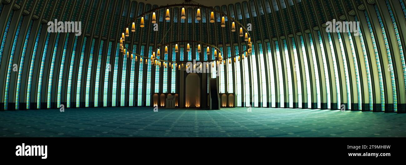 Panoramablick auf das Innere der Ali Kuscu Moschee im Flughafen Istanbul. Moderne islamische Architektur. Istanbul Turkiye - 10.28.2023 Stockfoto