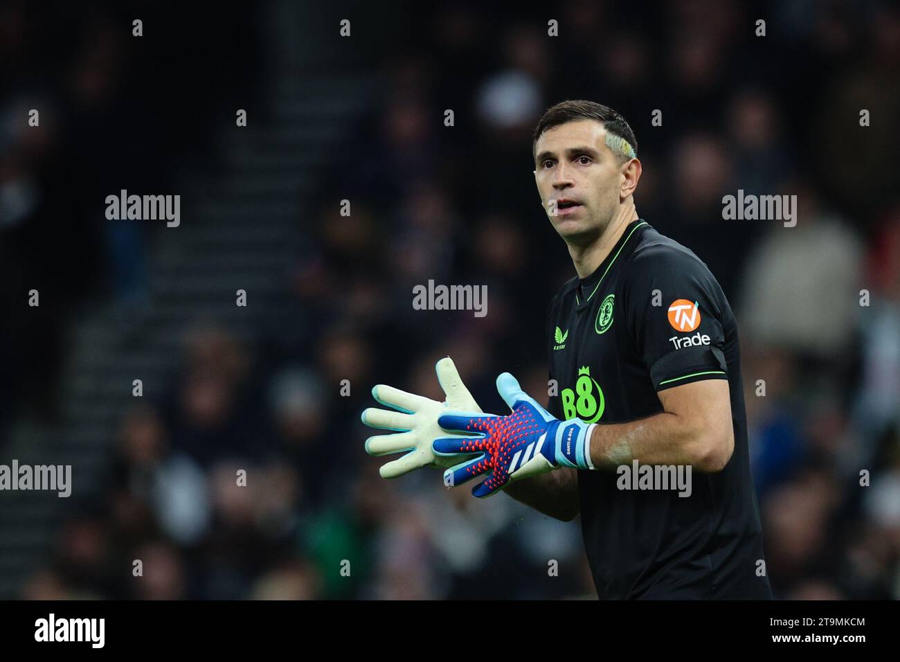 LONDON, UK - 26. November 2023: Emiliano Martinez von Aston Villa während des Premier League Spiels zwischen Tottenham Hotspur und Aston Villa im Tottenham Hotspur Stadium (Foto: Craig Mercer/ Alamy Live News) Stockfoto