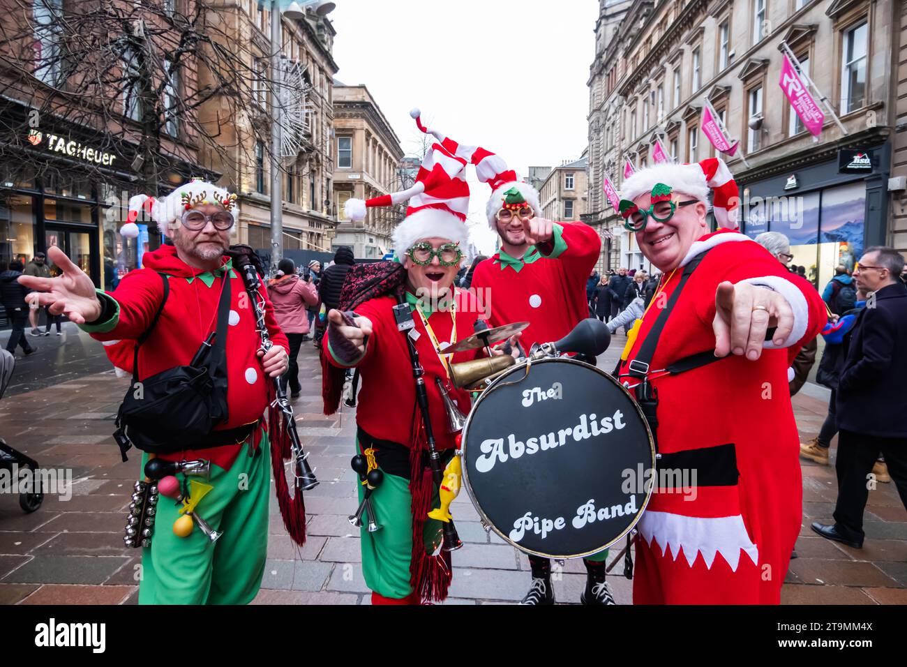 Glasgow, Schottland, Großbritannien. November 2023. Die Absurdist Pipe Band unterhält die Menschenmassen beim jährlichen Style Mile Christmas Carnival entlang der Buchanan Street. Quelle: Skully/Alamy Live News Stockfoto