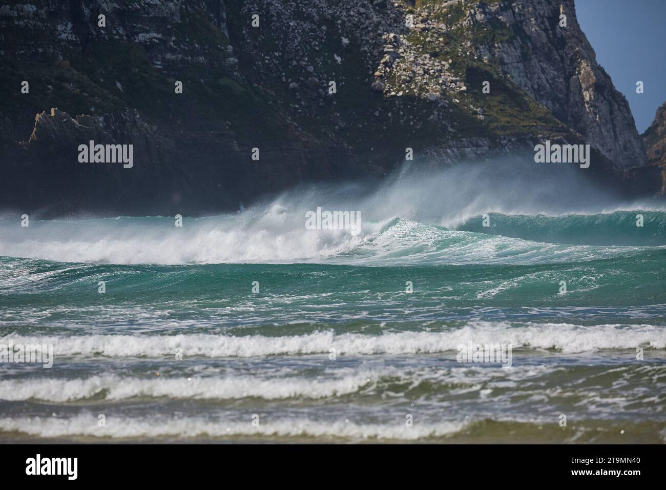 Wellen brechen im Sturm Stockfoto