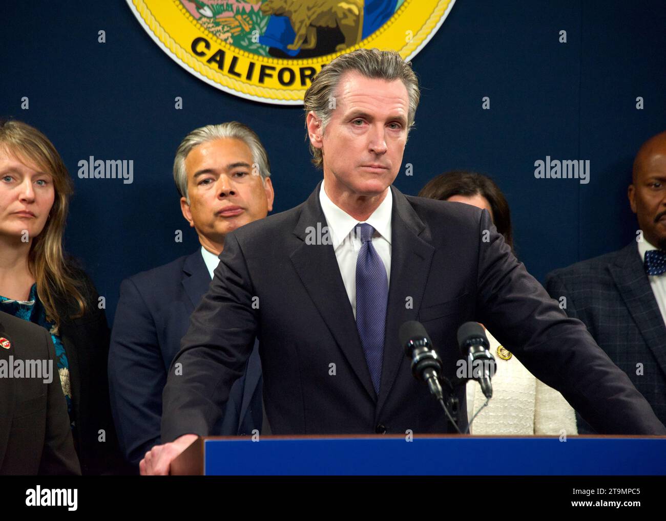 Sacramento, KALIFORNIEN - 1. Februar 2023: Gouverneur Gavin Newsom spricht auf einer Pressekonferenz für Waffensicherheit. Stockfoto