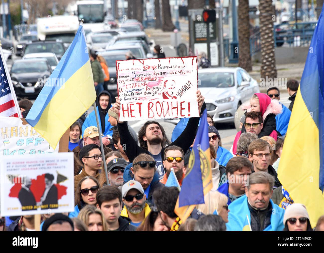 San Francisco, KALIFORNIEN - 25. Februar 2023: Teilnehmer der Unite for Ukraine Rallye auf der Harry Bridges Plaza am Embarcadero, organisiert von der Ukrainischen Americ Stockfoto