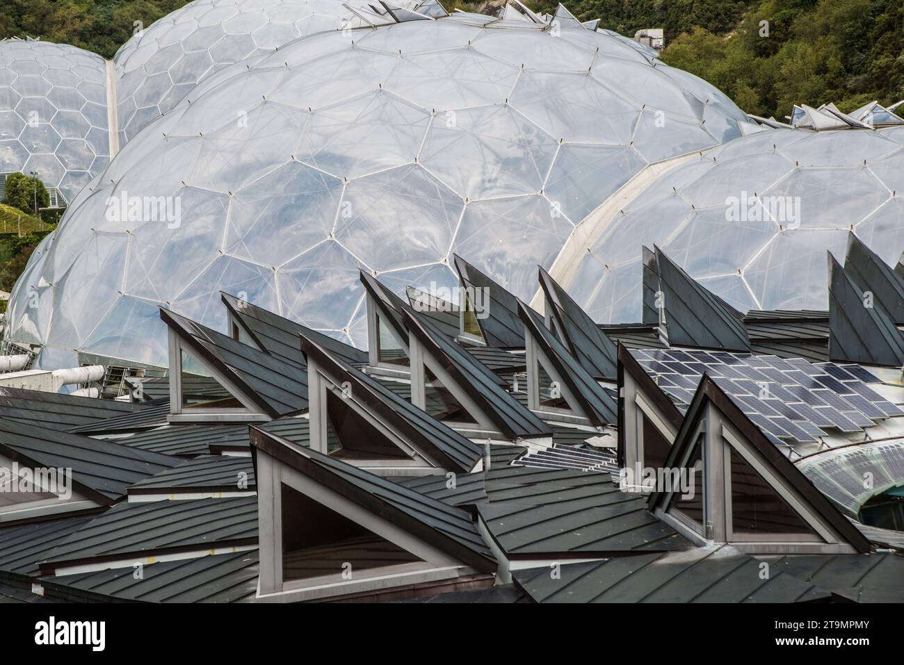 Dachleuchten des Kerngebäudes mit den Biodomes dahinter, das Eden Project, Cornwall, England Stockfoto