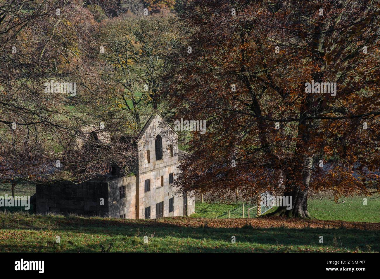 Paine’s Mill auf dem Chatworth Estate in Derbyshire, England, war eine wasserbetriebene Maismühle, die 1759 von James Paine gebaut wurde Stockfoto