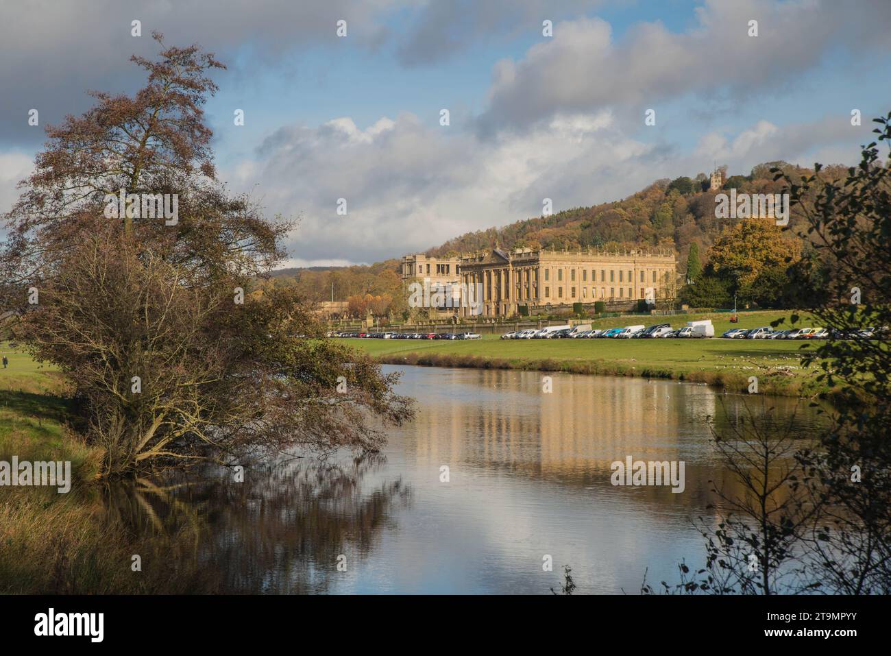 Chatsworth House spiegelt den Fluss Derwentder wider, der durch das Chatsworth Estate in Derbyshire, England fließt Stockfoto