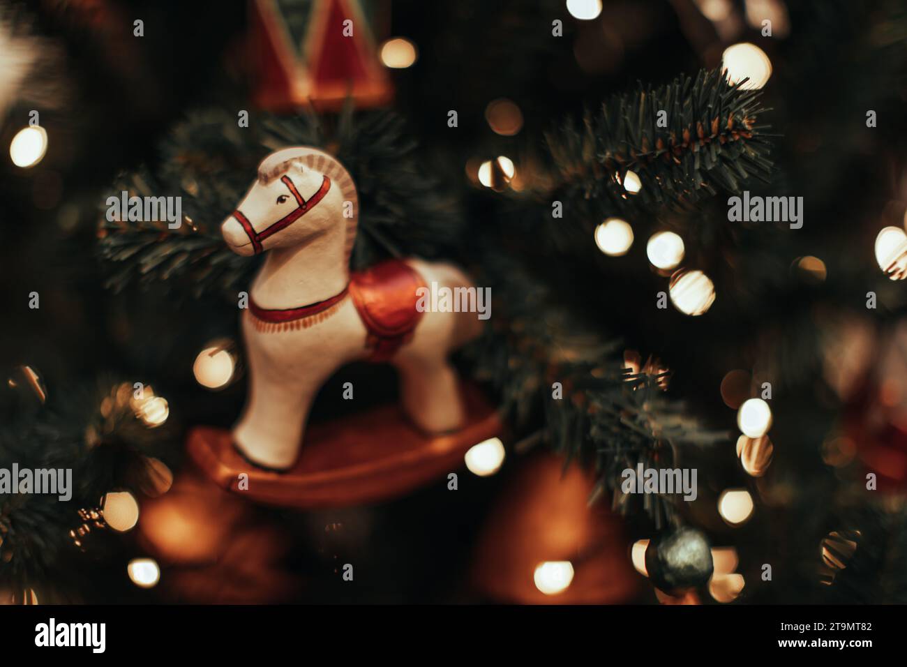 Vintage-Spielzeugfigur mit Pferd. Handgemachtes Weihnachtsgeschenk. Neujahrsgeschenke und -Dekorationen für die Winterferien Stockfoto