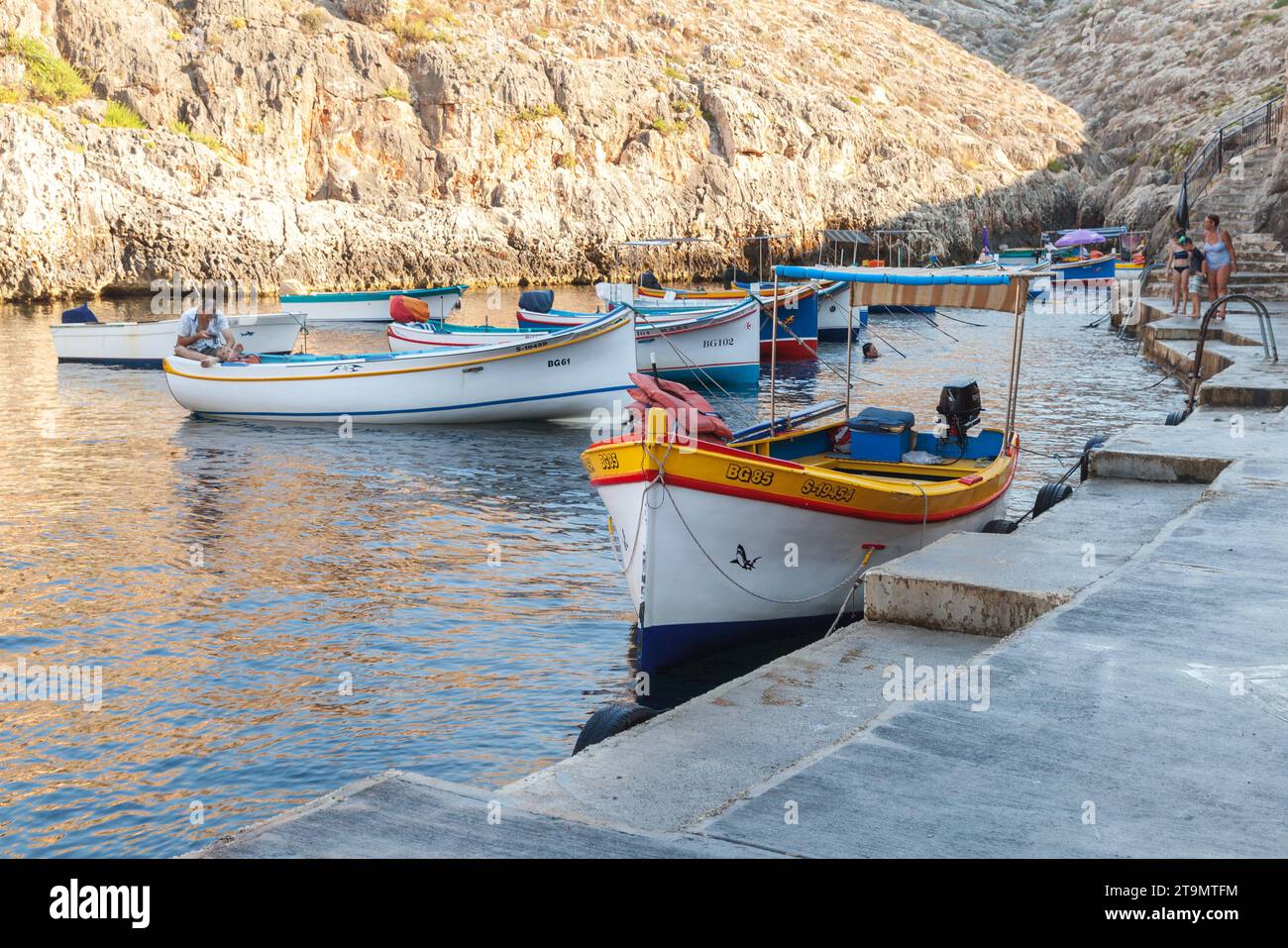 Blue Grotto, Malta - 22. August 2019: Blick auf die Küste mit der Blue Grotto Bay. An einem sonnigen Morgen werden Holzboote am Pier vor Anker gebracht Stockfoto