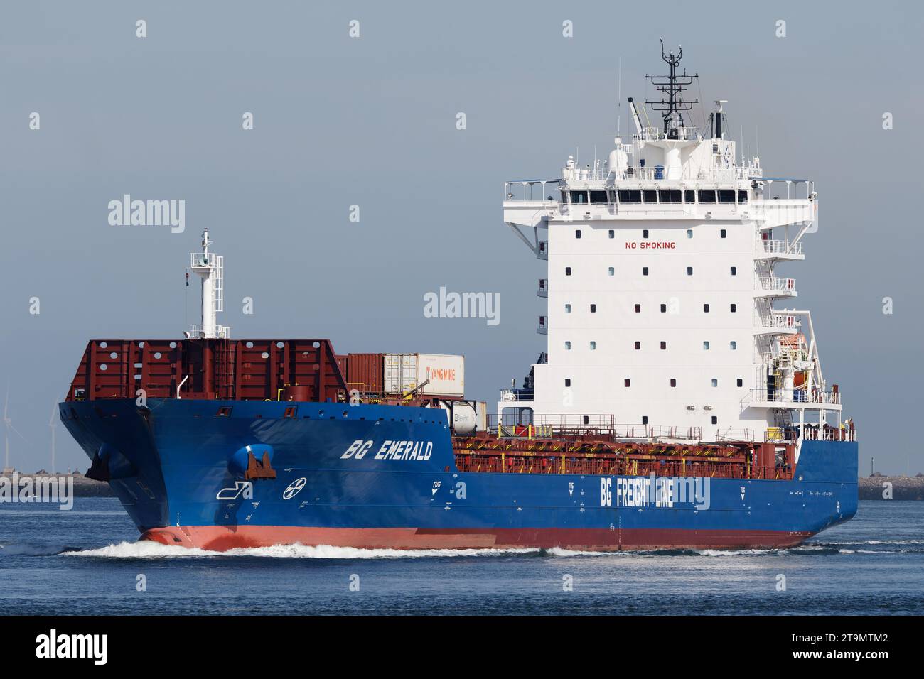 Das Feeder-Schiff BG Emerald trifft am 14. September 2023 im Hafen von Rotterdam ein. Stockfoto
