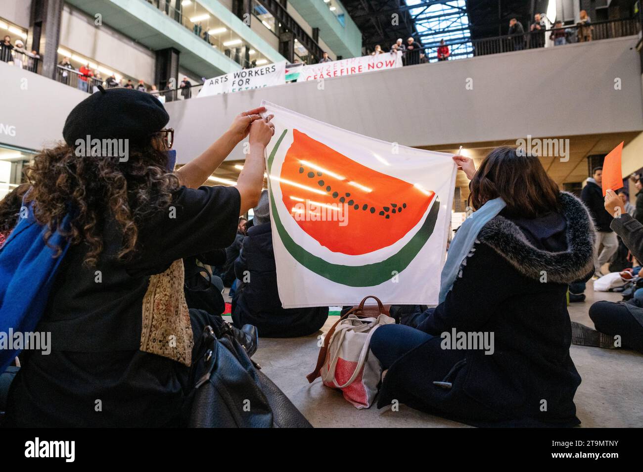 London, Großbritannien. 26. November 2023. Kunstschaffende treffen sich zu einer Mahnwache und sitzen in Tate Modern, um an palästinensische Künstler und all jene zu erinnern, die von Israel im Gaza-Streifen getötet wurden. Anrede: Andrea Domeniconi/Alamy Live News Stockfoto