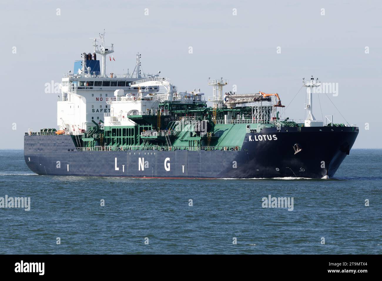 Der LNG-Tanker K. Lotus kommt am 14. September 2023 im Hafen von Rotterdam an. Stockfoto