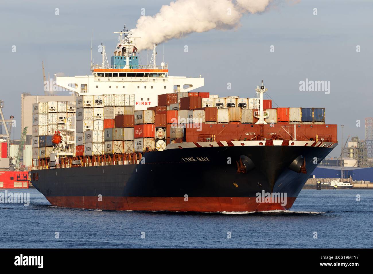 Das Containerschiff Lyme Bay verlässt den Hafen Rotterdam am 14. September 2023. Stockfoto