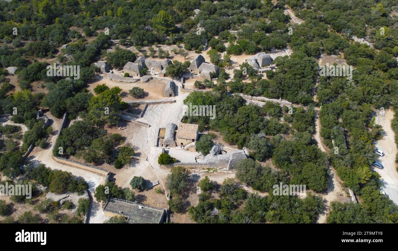 Das antike Dorf Les Bories mit seinen dreißig Hütten, deren außergewöhnliche Trockensteinarchitektur es in der Nähe von Gordes in Frankreich mit Häusern, Objiec, verdient hat Stockfoto