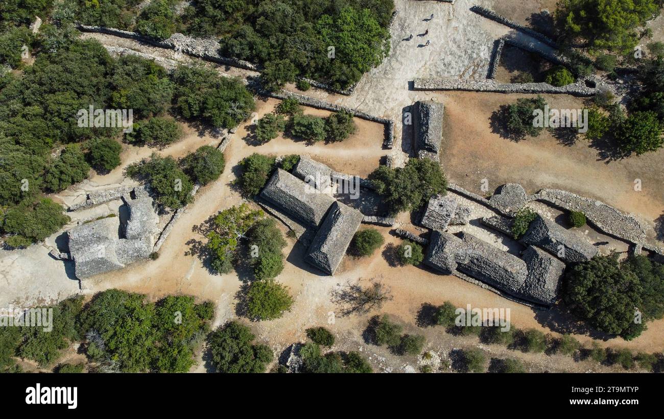 Das antike Dorf Les Bories mit seinen dreißig Hütten, deren außergewöhnliche Trockensteinarchitektur es in der Nähe von Gordes in Frankreich mit Häusern, Objiec, verdient hat Stockfoto