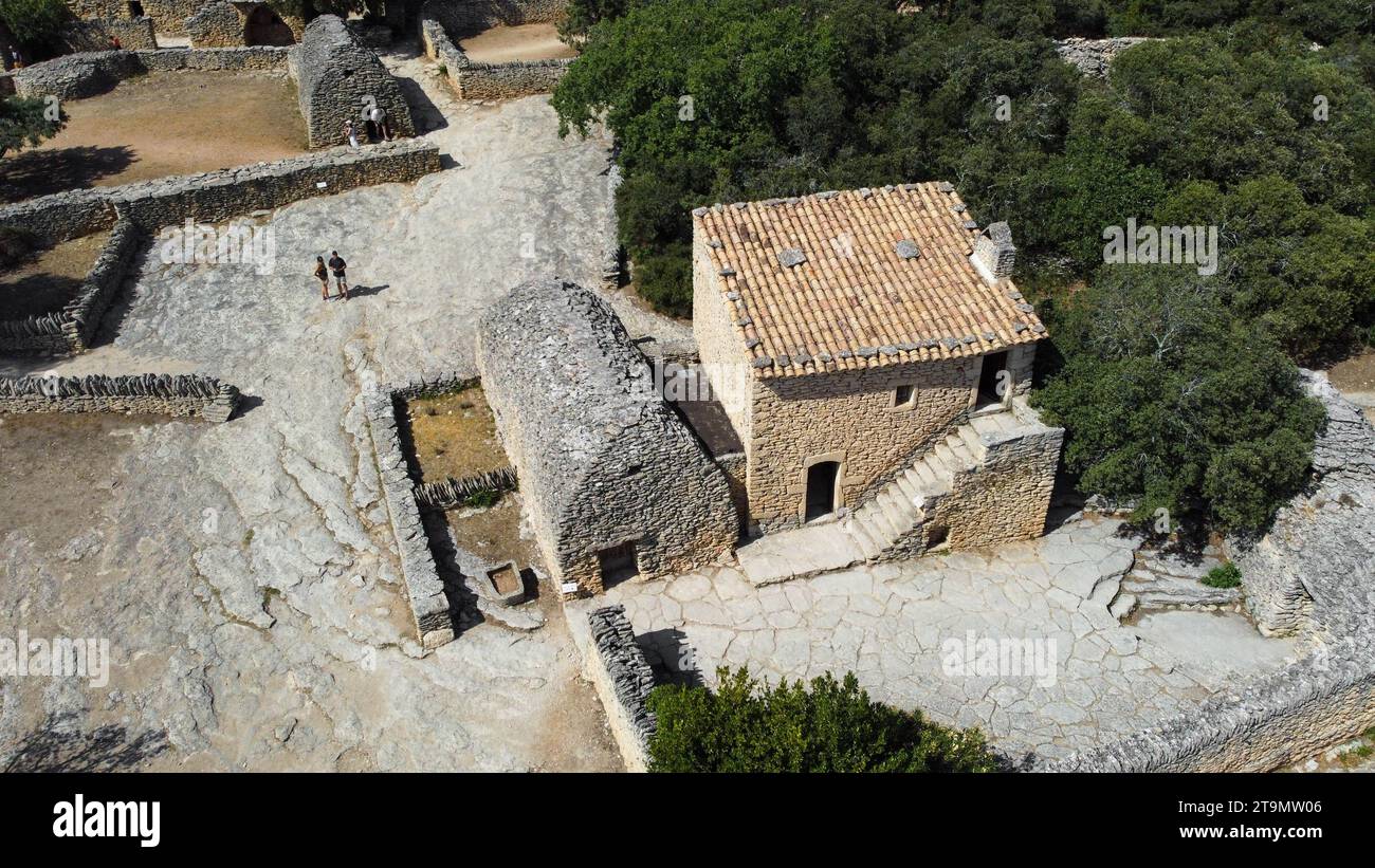 Das antike Dorf Les Bories mit seinen dreißig Hütten, deren außergewöhnliche Trockensteinarchitektur es in der Nähe von Gordes in Frankreich mit Häusern, Objiec, verdient hat Stockfoto