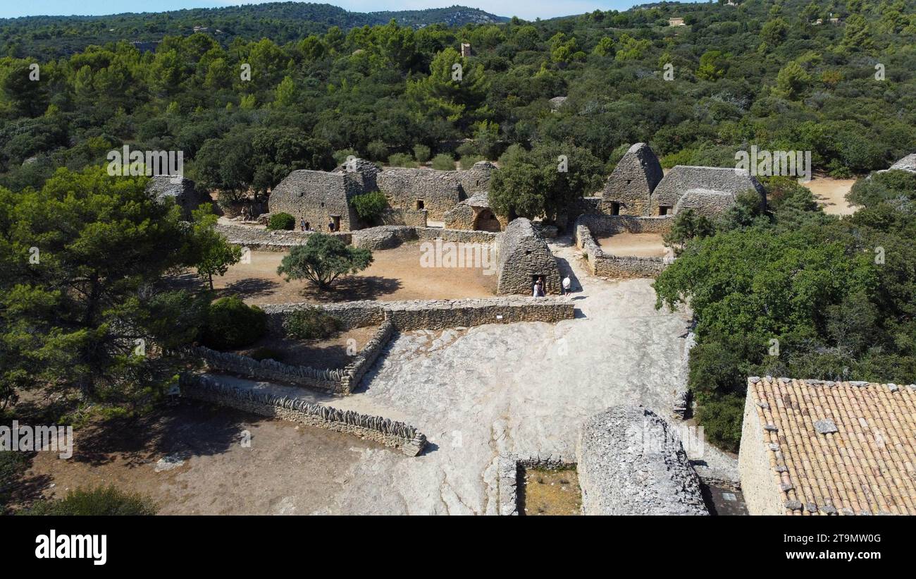 Das antike Dorf Les Bories mit seinen dreißig Hütten, deren außergewöhnliche Trockensteinarchitektur es in der Nähe von Gordes in Frankreich mit Häusern, Objiec, verdient hat Stockfoto