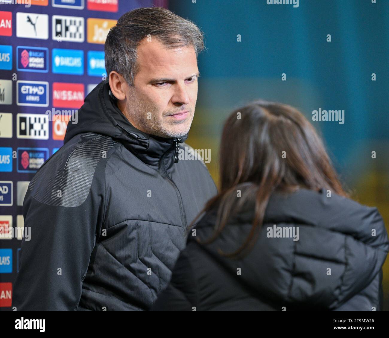 Robert Vilahamn Manager des Tottenham Hotspur Football Club Women wird vor dem Spiel beim FA Women's Super League Match Manchester City Women vs Tottenham Hotspur’s Women im Joie Stadium, Manchester, Großbritannien, 26. November 2023 (Foto: Cody Froggatt/News Images) interviewt Stockfoto