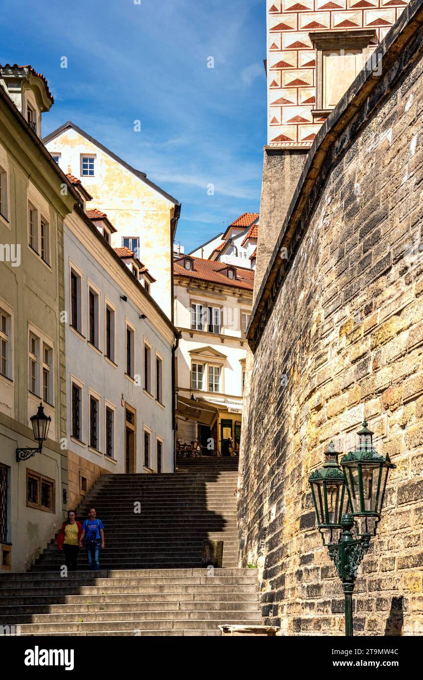 Prag, Böhmen – CZ – 3. Juni 2023 Blick auf Touristen, die die Geschäfte, Straßen und Treppen in Malá Strana erkunden, auch bekannt als Kleinstadt. Stockfoto